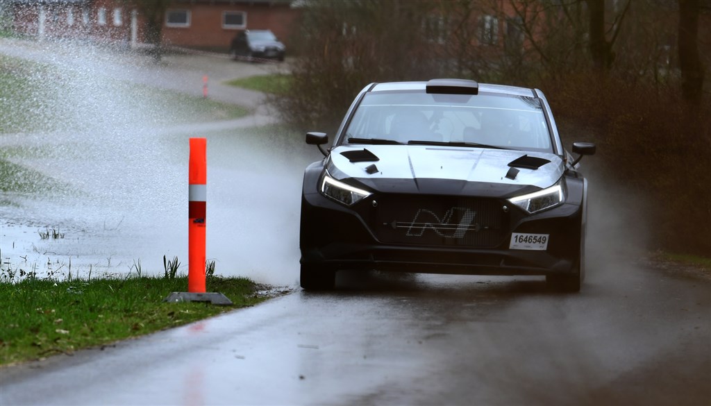 Simon Vallentin og Per Egholm i deres hurtige Hyundai i20 Rally2.
